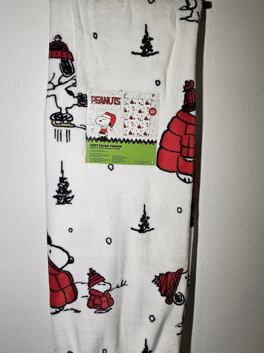 Peanuts Soft Plus Blanket – White & Red Snoopy Holiday Throw